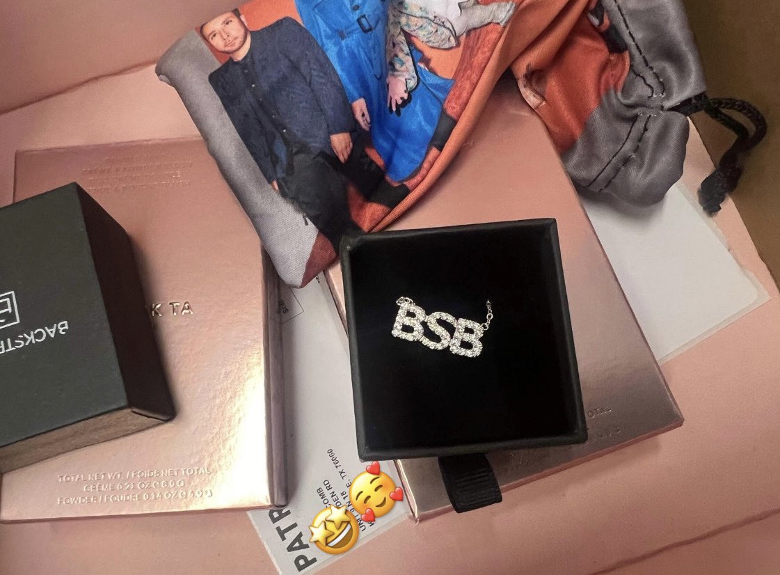 karen_mclean's tweet photo. Hubby got me this perfect Valentine’s present 🎁 ♥️ and it finally came in the mail 🫶🏽🙌🏽@backstreetboys https://t.co/YSimTiY08U