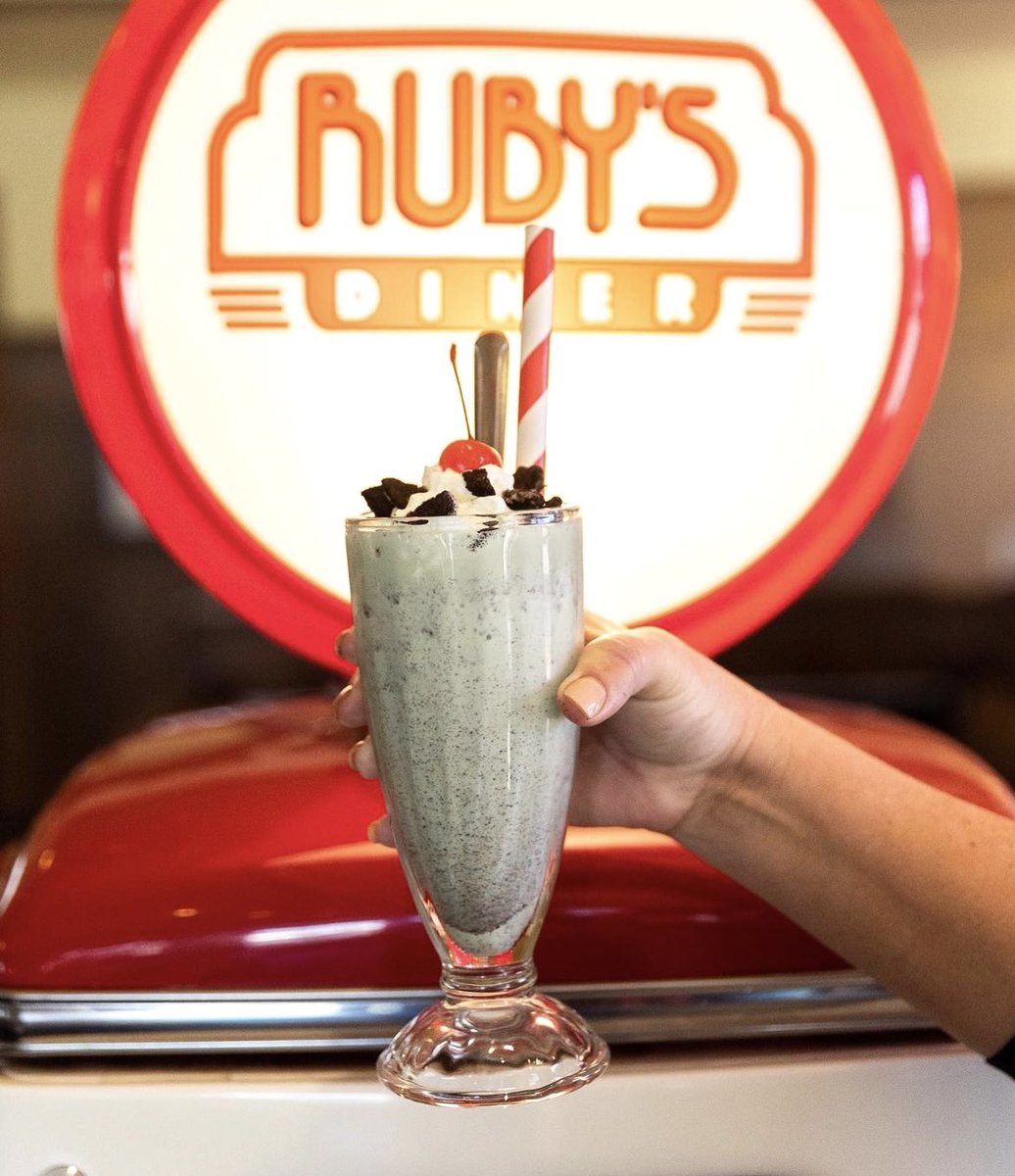 RubysDiner's tweet photo. Lucky you, the Grasshopper Shake is back! ☘️ This sweet treat is the perfect blend of vanilla soft serve with mint and @Oreo cookies! #rubysdiner 

Order now: https://t.co/lK94lK0WvL https://t.co/0j7b9ikDoy