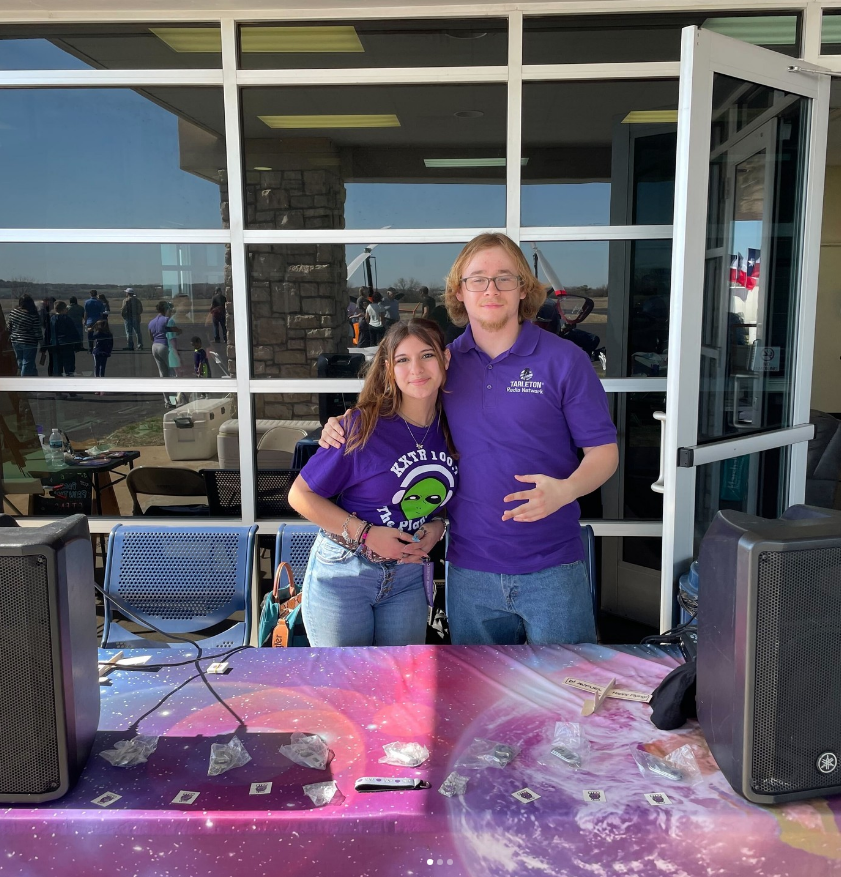 theplanet1007's tweet photo. 📻 Tuning in from the Farmers Market at The Stephenville Regional Airport with Aaliyah and Travis! 🌾🍇 https://t.co/2y0y2pHSky