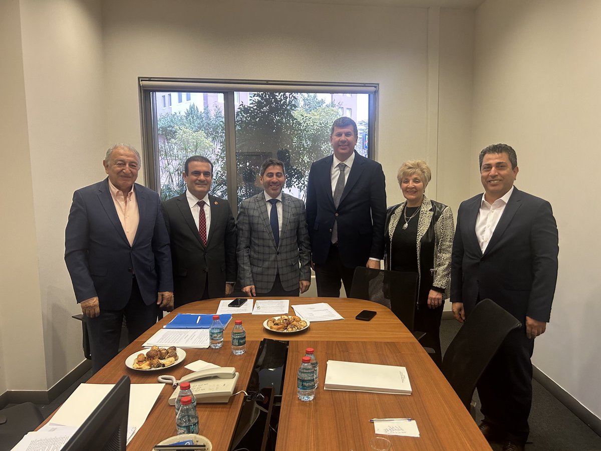 Kadıköy Belediye Meclisi Mart ayı oturumu öncesi son  grup toplantımızı gerçekleştirdik. Grubumuzu ,ziyaret ederek seçimlerde başarı dileklerini ileten ,helalleşen  Kadıköy Belediye Başkanı Şerdil Dara Odabaşı'na nazik ziyareti için teşekkür ederiz.