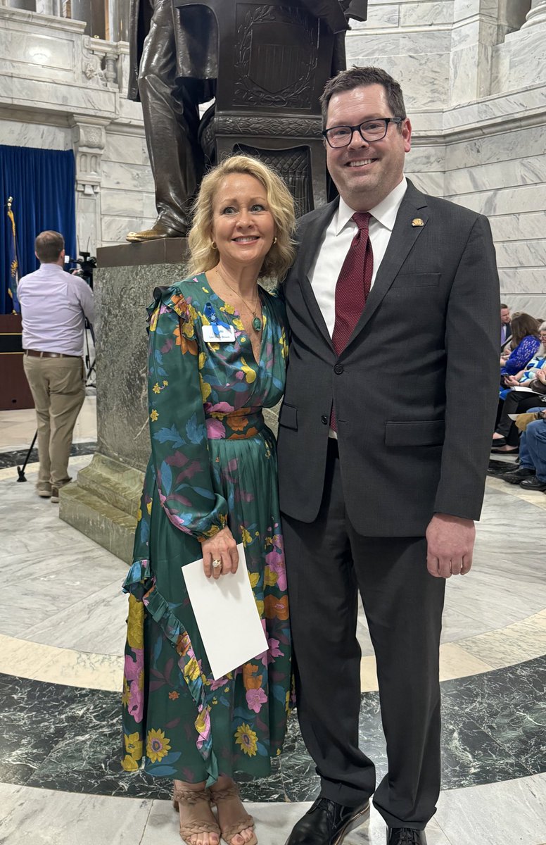 KYHouseGOP's tweet image. Majority Floor Leader @kyrudy receives an award from Children’s Advocacy Centers of Kentucky.