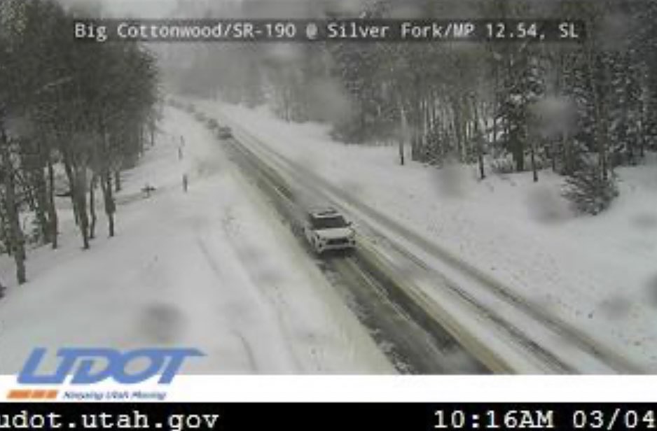 UDOTcottonwoods's tweet photo. 🚨 #RoadWeatherAlert 🚨
The #TractionLaw is in effect for Big Cottonwood Canyon ONLY. #SR190

🔗More information on requirements: https://t.co/DX4LIJ7Q40

@UDOTTRAFFIC @UtahDOT @UDOTRegionTwo @SolitudeMTN @BrightonResort @BrightonUT @UPDSL https://t.co/T8Yx7Zq9Rg