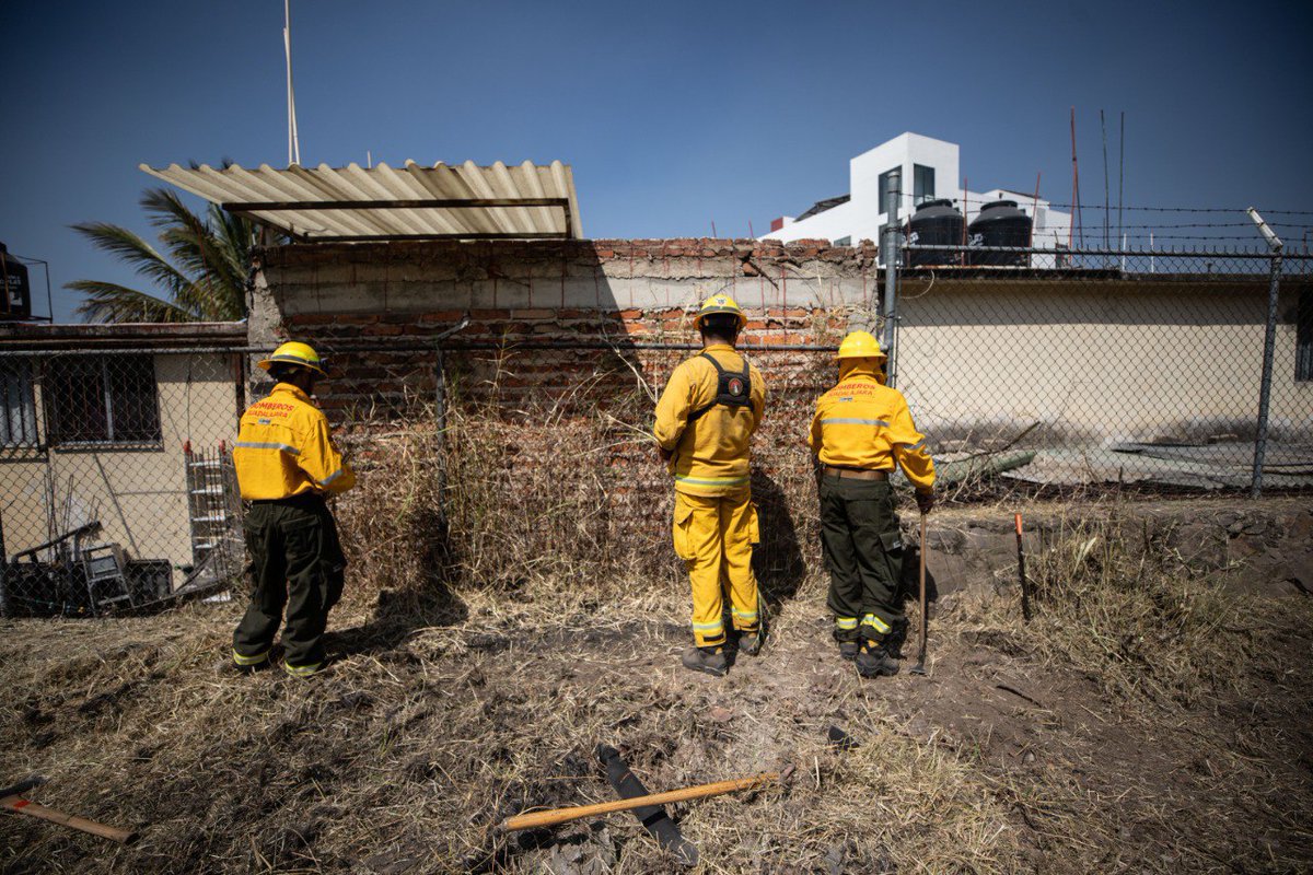 GuadalajaraGob's tweet photo. Para salvaguardar la integridad de todas las personas, los elementos de @PCYBOMGDL
realizan trabajos previo a la temporada de estiaje.

Estas labores las han realizado en lugares como rancho El Venadito y barranca de Oblatos y consisten en hacer guardarrayas y líneas corta fuego. https://t.co/jW5QUHNSUB