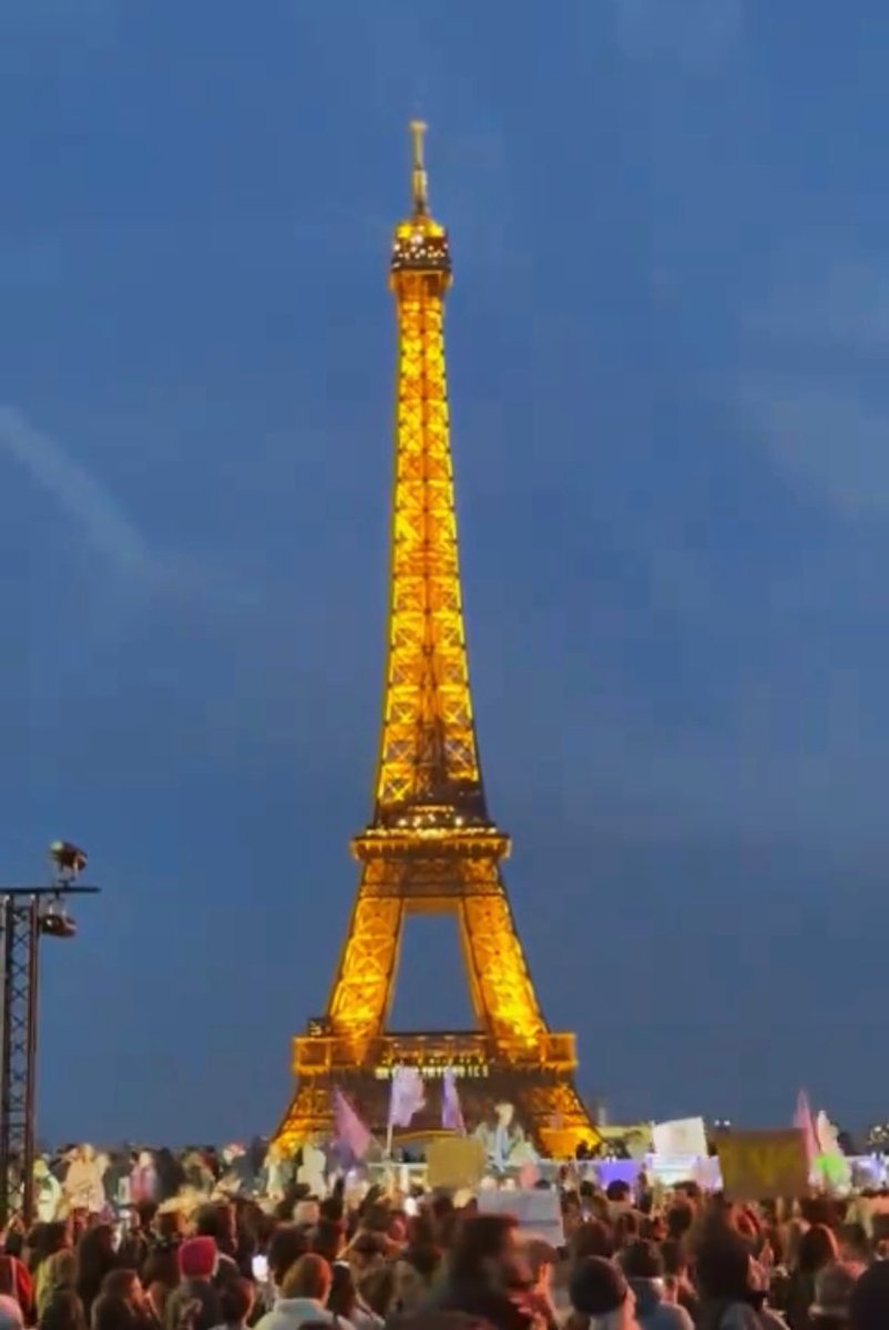 Ce soir la Tour Eiffel scintille pour célébrer cette magnifique victoire pour toutes les femmes : la sanctuarisation de l’IVG dans la constitution. Cette liberté à jamais garantie. #IVGDansLaConstitution