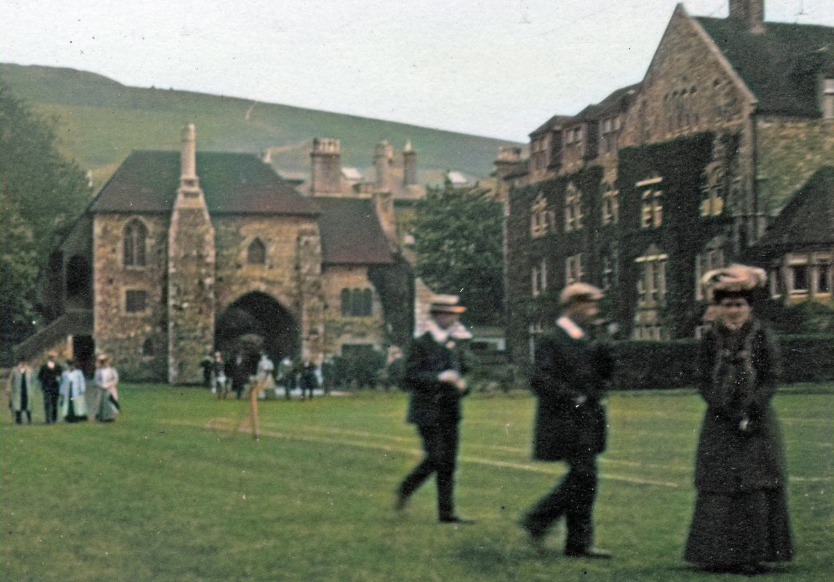DoverPages's tweet photo. @DoverCollege probably in the 1910 the old Dover Priory Gatehouse and now demolished Priory House on the right @DoverPages #dover #kent #history https://t.co/oWTtG06qNF https://t.co/RvsJqR8FWW