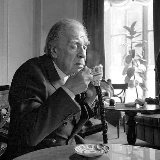 Arteymas_'s tweet photo. "El verbo leer, como el verbo amar y el verbo soñar, no soporta el modo imperativo ... Yo siempre les aconsejé a mis estudiantes que si un libro los aburre lo dejen; que no lo lean porque es famoso, que no lean un libro porque es moderno, que no lean un libro porque es antiguo. La lectura debe ser una de las formas de la felicidad y no se puede obligar a nadie a ser feliz" 

 Jorge Luis Borges