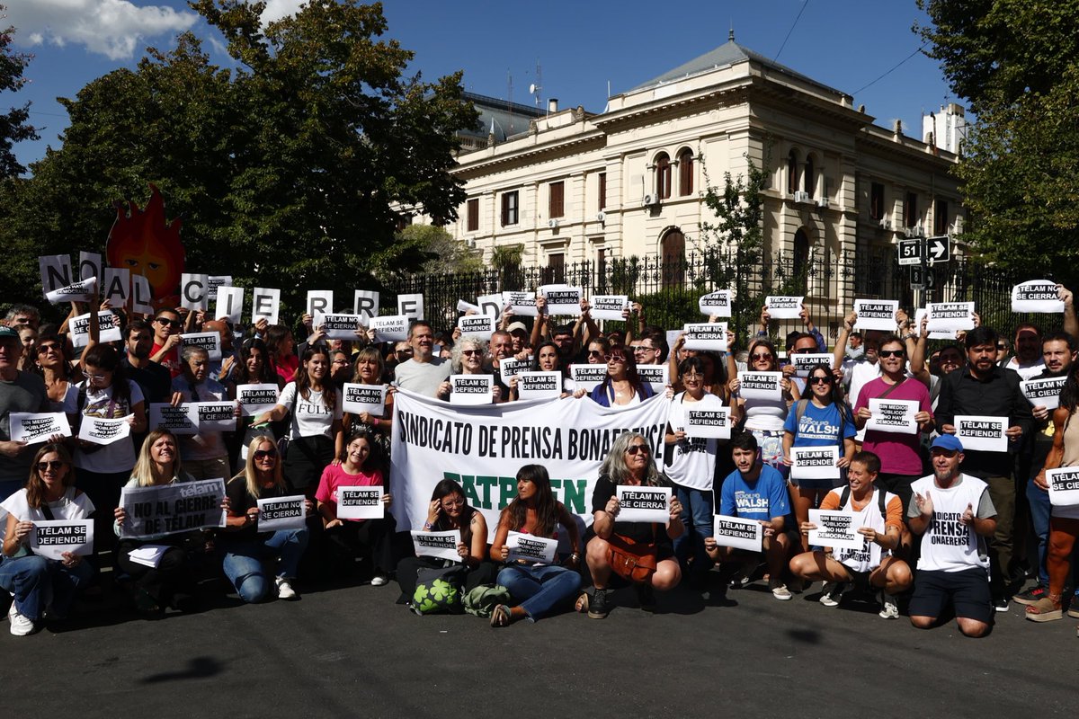 ✊🏽 #telamnosecierra #telamsedefiende 

Masiva foto 📷 de trabajadorxs de prensa en #LaPlata, en la previa de la apertura de sesiones legislativas bonaerenses

¡TODXS SOMOS TÉLAM!

Foto: Pedro Ramos