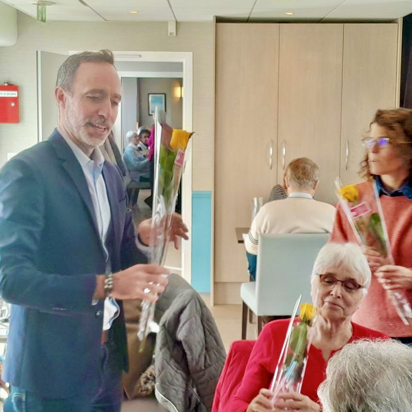 Bonne fête à toutes les grands-mères. Au nom de @jakossowski et du Conseil municipal de #Courbevoie, j’ai j’ai eu le plaisir de remettre une rose à toutes les grands-mères venues déjeuner ce midi au restaurant Seniors de notre ville ! 🌷