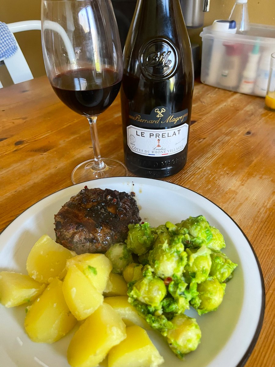 joukesp's tweet image. #MondayLunch #Hamburger #BrusselsSprouts #Potatoes
Quick &amp;amp; Simple lunch: bacon-wrapped hamburger, brussels sprouts, potatoes.
Côtes du Rhône Villages, Laudun by @bernardmagrez
86-88
Our magnolia is starting too bloom
(2 wks early!) and we sat outside for 1st time ln 2024!
Spring!