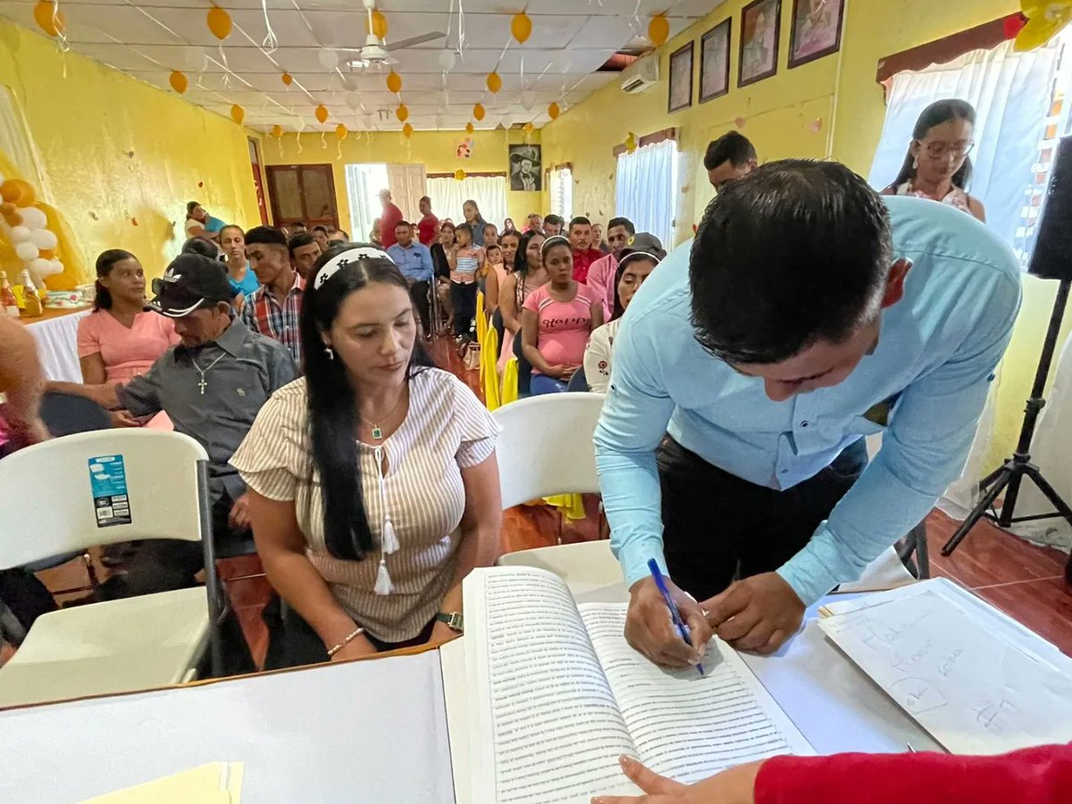 PJEsteli's tweet photo. El pasado jueves 29 de febrero del año en curso, el 🧑🏼‍⚖️ Dr. Elder Valverde Moreno, Juez Local Único del municipio en San Nicolas en coordinación con la Alcaldía Municipal realizaron 👰🏼🤵🏼 bodas masivas en conmemoración al mes del amor y la amistad.

#Esteli 
#PoderJudicialEsteli https://t.co/pfITI4NFYP