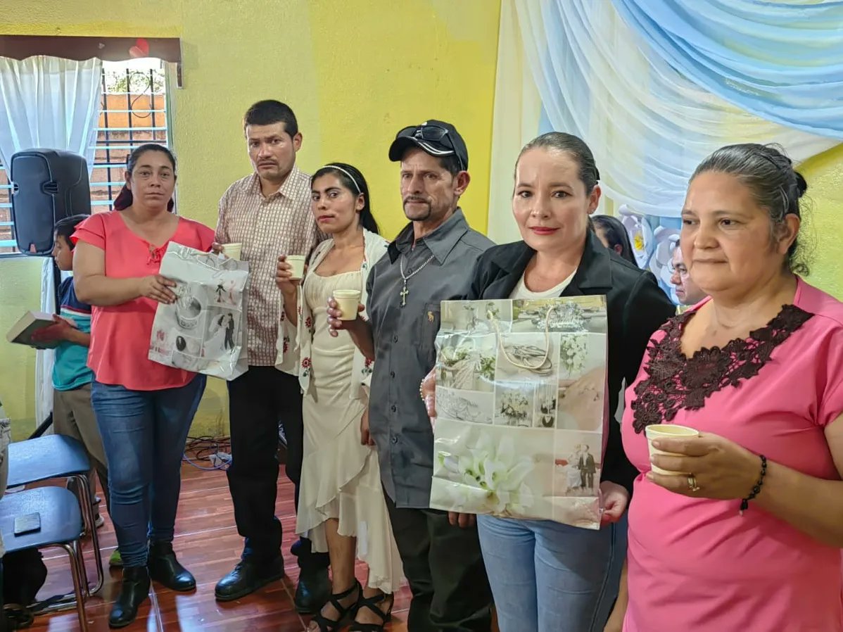 El pasado jueves 29 de febrero del año en curso, el 🧑🏼‍⚖️ Dr. Elder Valverde Moreno, Juez Local Único del municipio en San Nicolas en coordinación con la Alcaldía Municipal realizaron 👰🏼🤵🏼 bodas masivas en conmemoración al mes del amor y la amistad.

#Esteli 
#PoderJudicialEsteli