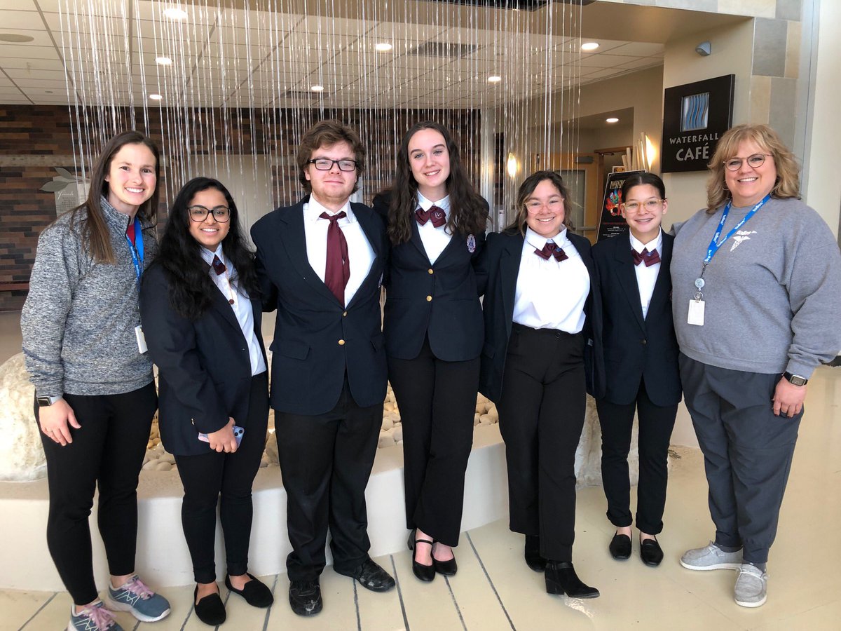 TollesHOSA's tweet photo. @TollesTech HOSA Officer team showed support to local healthcare professionals #hosahasheart @hosafhp @HosaOhio https://t.co/6iPTLx5Puz