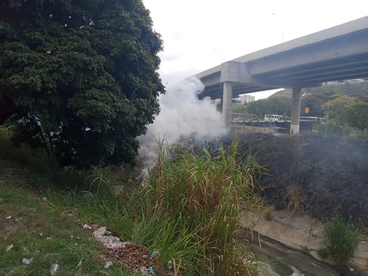cperezampueda's tweet photo. #4Mar | El Sistema Nacional de Gestión de Riesgos, combate un incendio de vegetación en las riberas del río Guaire, frente al #ISPFA en Santa Mónica, Mcpio. Libertador. Se realizan operaciones para confinar y evitar la propagación.
#MarzoDeVictorias https://t.co/wuTLdMxteQ