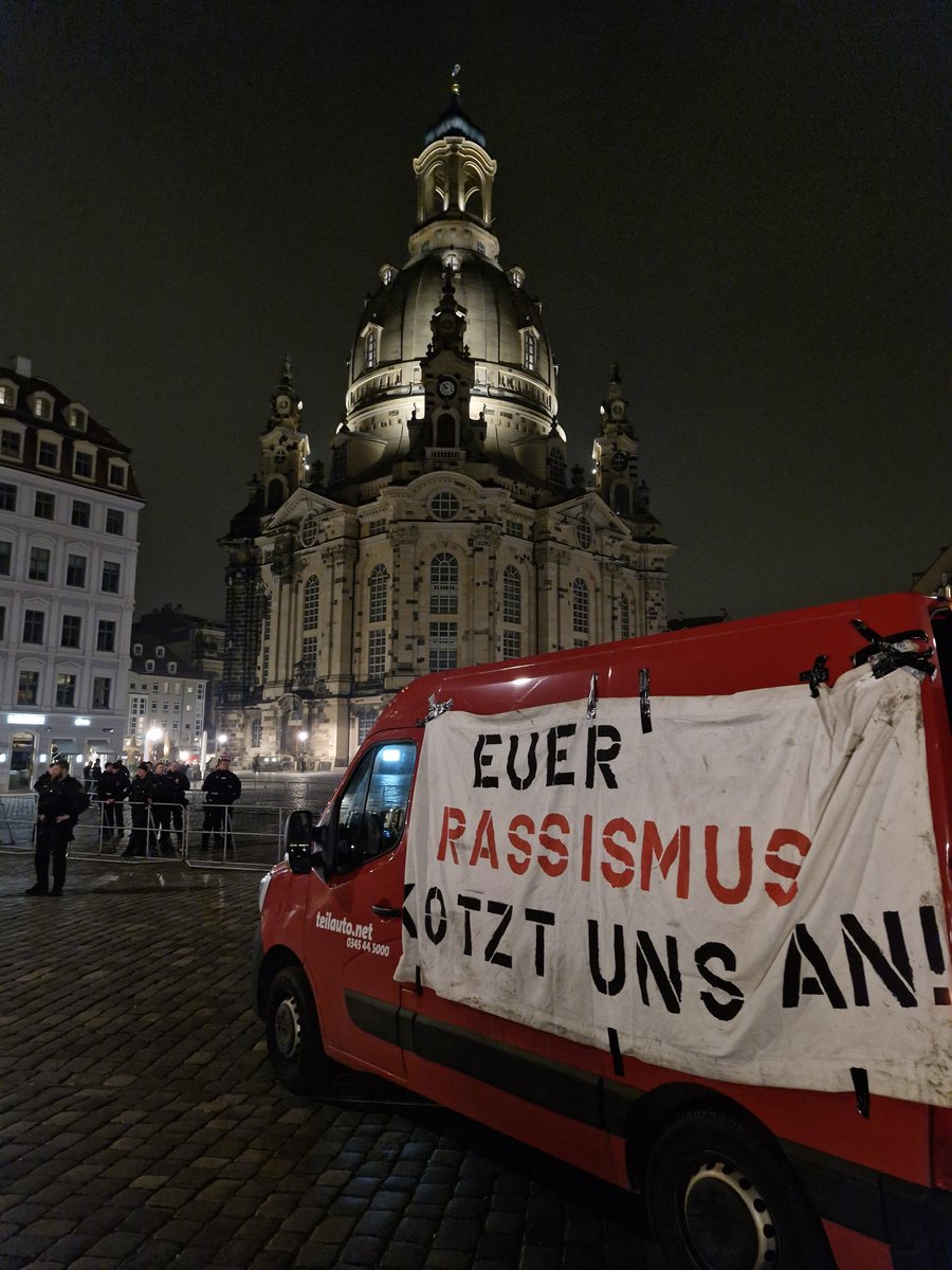 mschwarz87's tweet photo. @hopedresden #dd0403 #Dresden 

Zum Abschluss ein treffendes Bild mit @hopedresden zur heutigen Kundgebung von PEGIDA. https://t.co/s4o9Ajd7pu