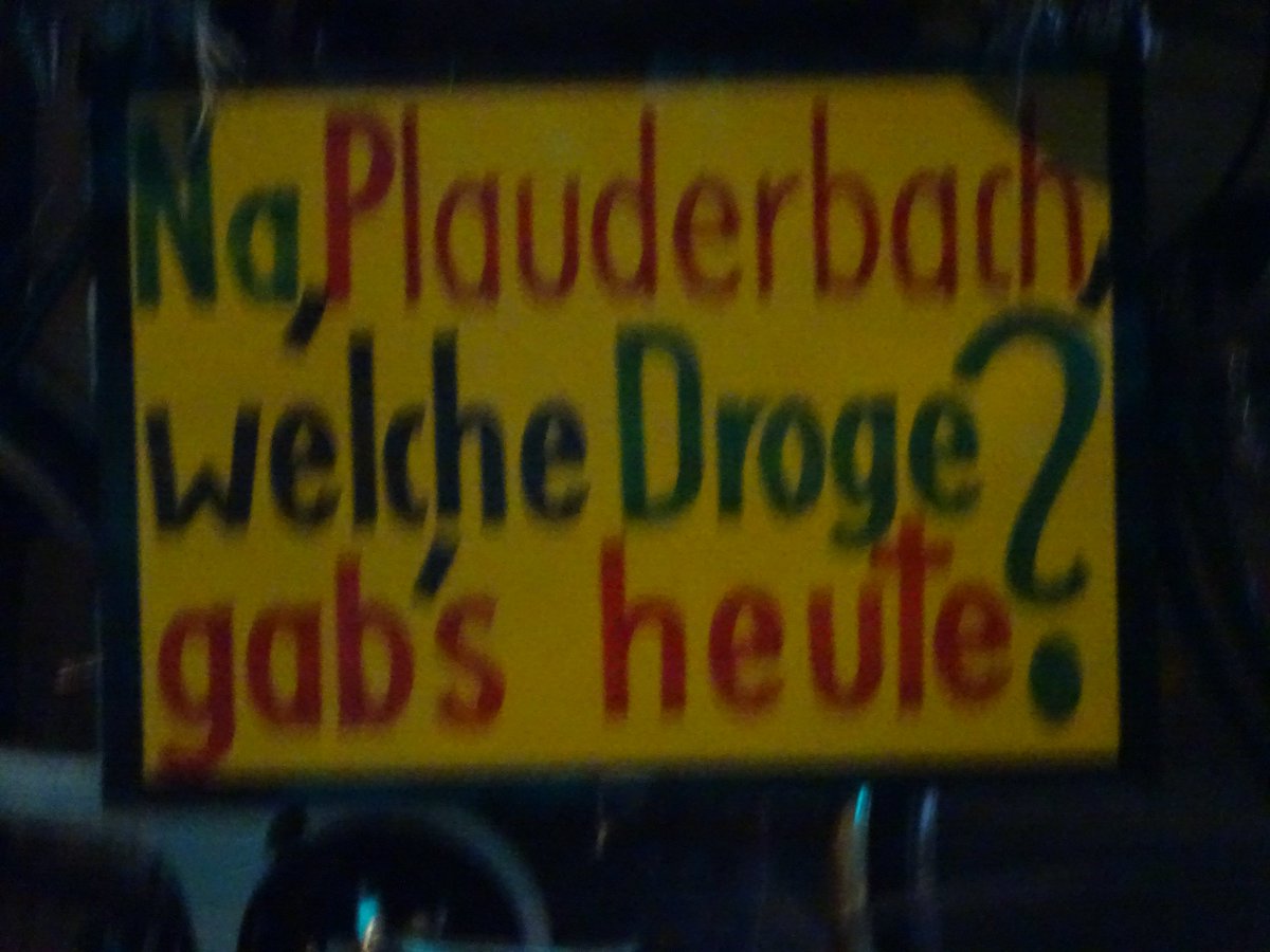 Nautilu40286557's tweet photo. #b0403 #fckQuerdenken #FCKdieBasis
1/2 18 Uhr Rathaus #Schöneberg zum Nollendorfplatz: Zum 88 Mal, rechtsoffene, verschwörungsideologisch motivierte "Spaziergänger". Der "Demokratische Widerstand" wird verteilt. 22 Teilnehmer ("dieBasis"). Die üblichen und neue Schilder. https://t.co/53IqT36a06