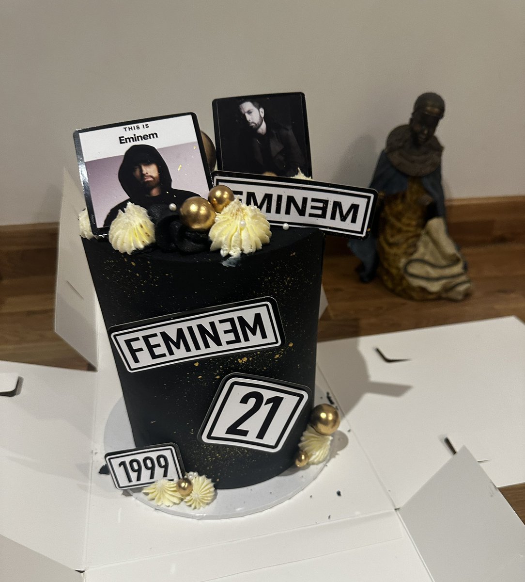 FEMINEM72's tweet photo. I told you I turned 21 again today!! @SuperMLight ๐
#MyBirthday #HappyBirthdaytome #EminemCake #refusetogetolder https://t.co/aGKO6t3QcJ