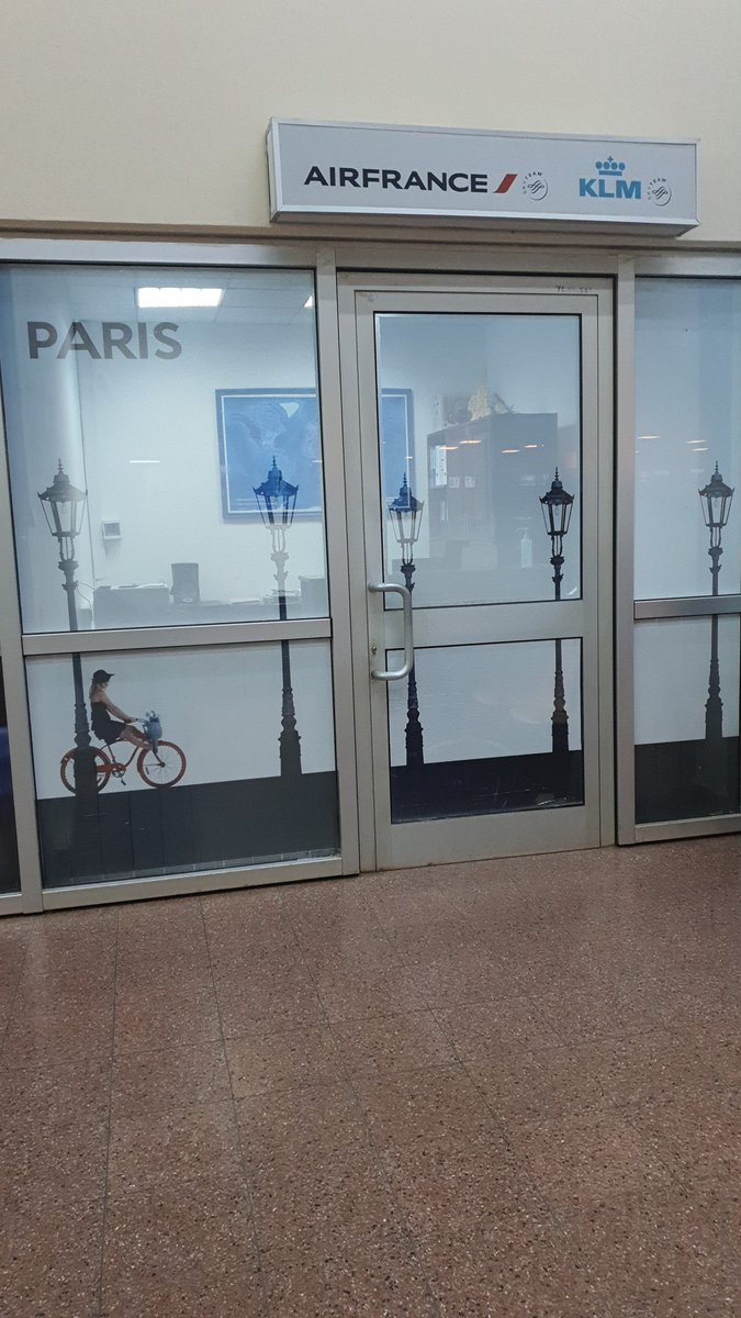 hkouam's tweet photo. Le vol @AirFranceFR Yaoundé-Paris de ce soir à été annulé par simple SMS aux passagers. Aucun personnel de la compagnie sur place pour les accompagner. Le numéro d'appel au Cameroun ne répond plus https://t.co/1Nc8pPlUWl