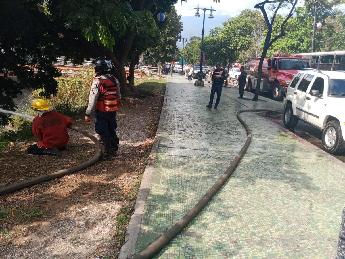 cperezampueda's tweet photo. #4Mar | El Sistema Nacional de Gestión de Riesgos, combate un incendio de vegetación en las riberas del río Guaire, frente al #ISPFA en Santa Mónica, Mcpio. Libertador. Se realizan operaciones para confinar y evitar la propagación.
#MarzoDeVictorias https://t.co/wuTLdMxteQ