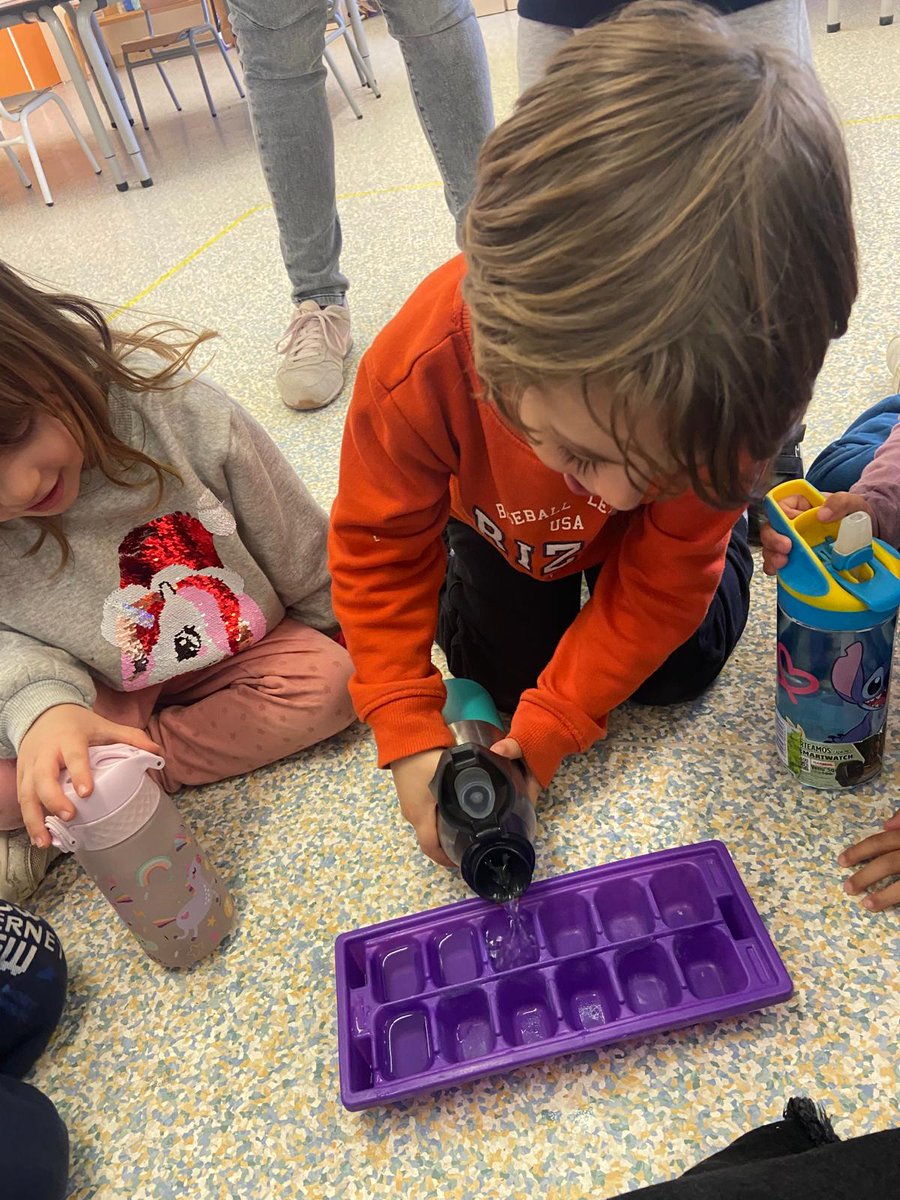 escolaelshorts's tweet photo. Què passarà amb l'aigua que bevem si la posem al congelador? I la pintura amb la que pintem? Ho sabrem en uns dies.
#infantil
#experimentacio
#ciencia
#descoberta https://t.co/wlfH4KZKTU