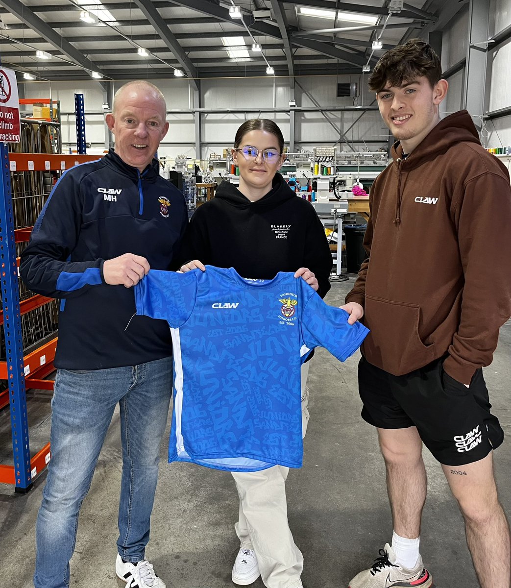 ClawTeamwear's tweet image. Today, we were delighted to host Mark Hunt from Sandfield fc juniors, accompanied by Paige, the creative mind behind this season&apos;s junior section kit. actively participated in producing a shirt she design.
#clawteamwear #madeinwales #sublimationdesign