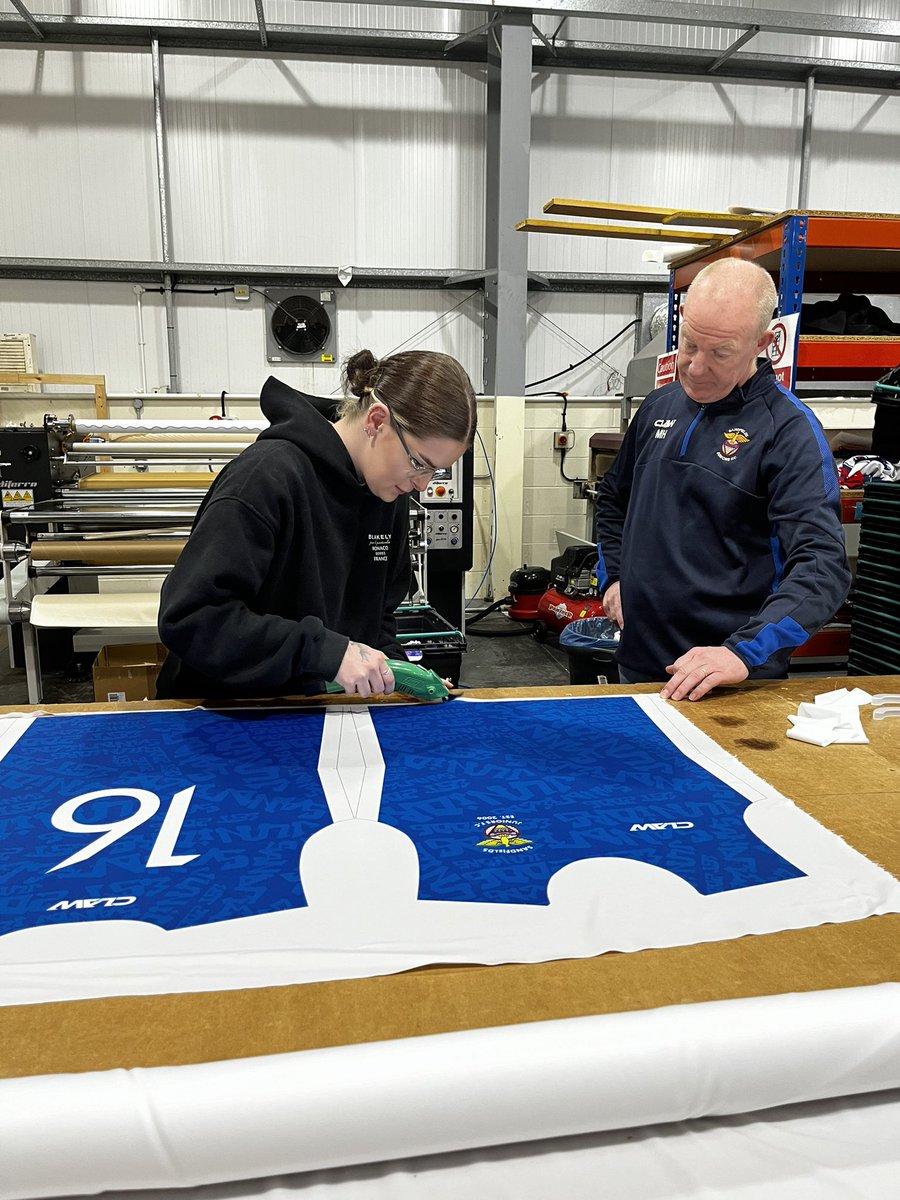 ClawTeamwear's tweet image. Today, we were delighted to host Mark Hunt from Sandfield fc juniors, accompanied by Paige, the creative mind behind this season&apos;s junior section kit. actively participated in producing a shirt she design.
#clawteamwear #madeinwales #sublimationdesign