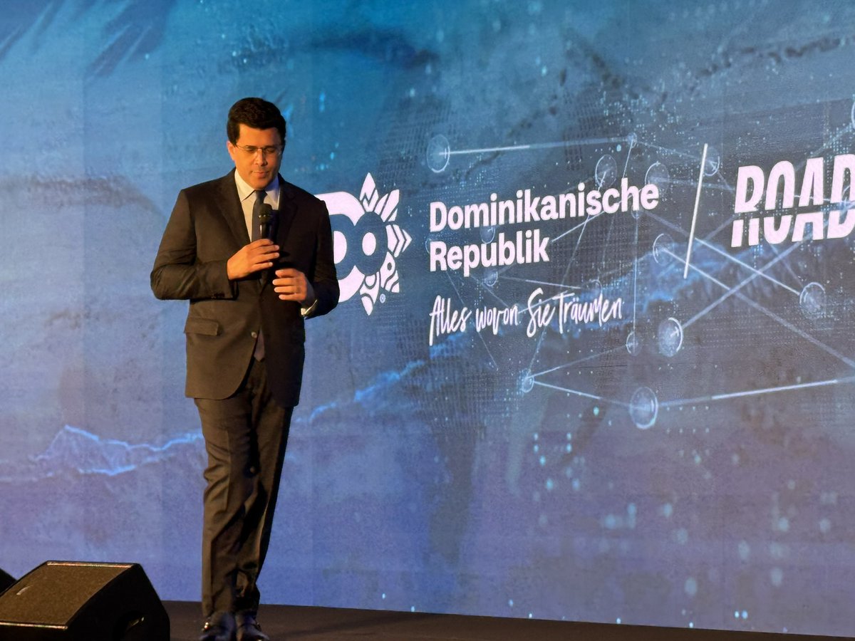 FelixPortes's tweet photo. AHORA: el ministro @DavidColladoM presenta, de manera magistral e inmaculada  el #RoadShow en Berlín, Alemania. Llena a cualquier dominicano de orgullo.🇩🇴
¡Simplemente extraordinario! Tremendo dominio de los temas del Turismo, economía turístico, un verdadero Embajador de RD. Felicidades @luisabinader @TurismoRD !
