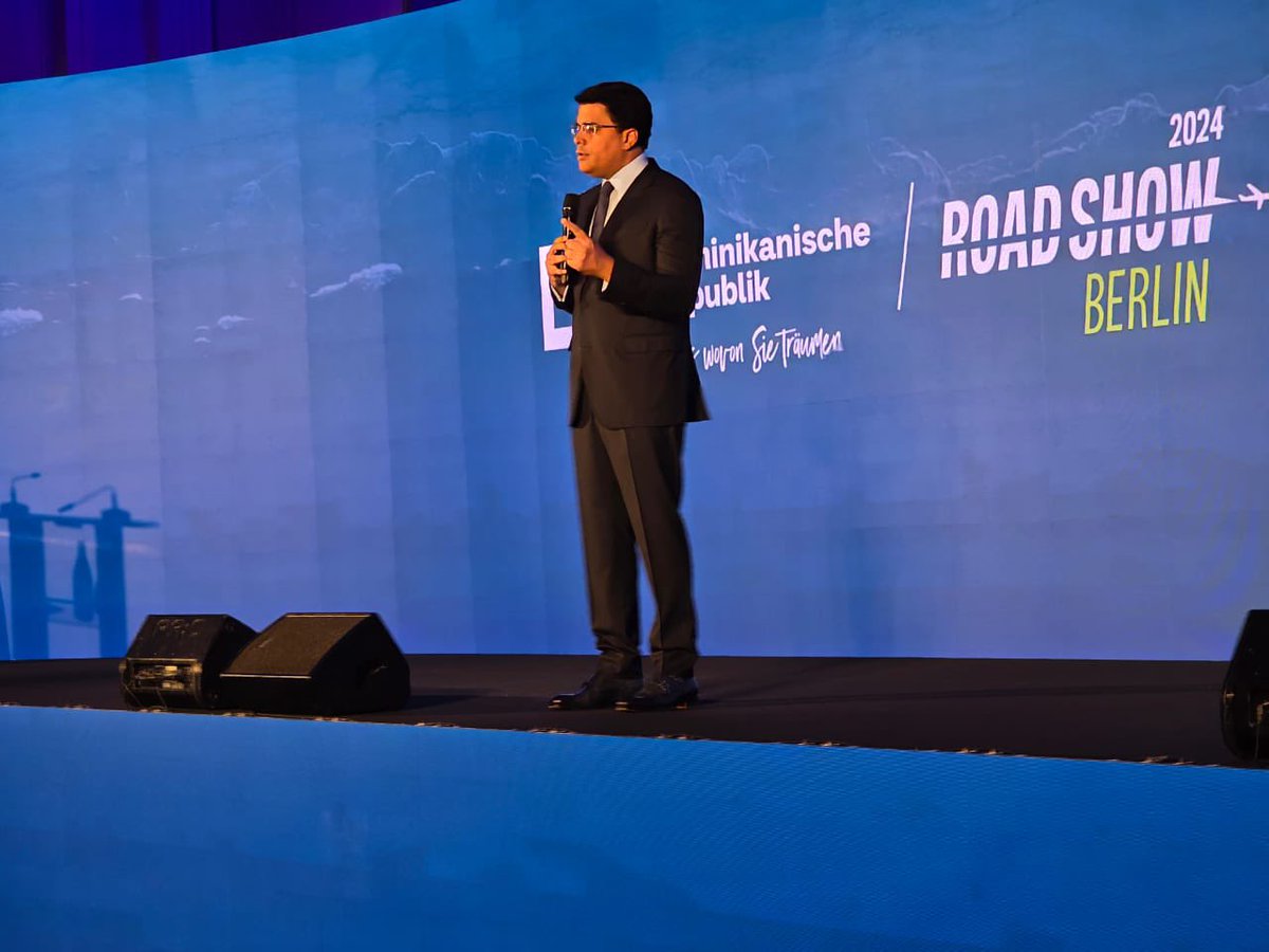 FelixPortes's tweet photo. AHORA: el ministro @DavidColladoM presenta, de manera magistral e inmaculada  el #RoadShow en Berlín, Alemania. Llena a cualquier dominicano de orgullo.🇩🇴
¡Simplemente extraordinario! Tremendo dominio de los temas del Turismo, economía turístico, un verdadero Embajador de RD. Felicidades @luisabinader @TurismoRD !