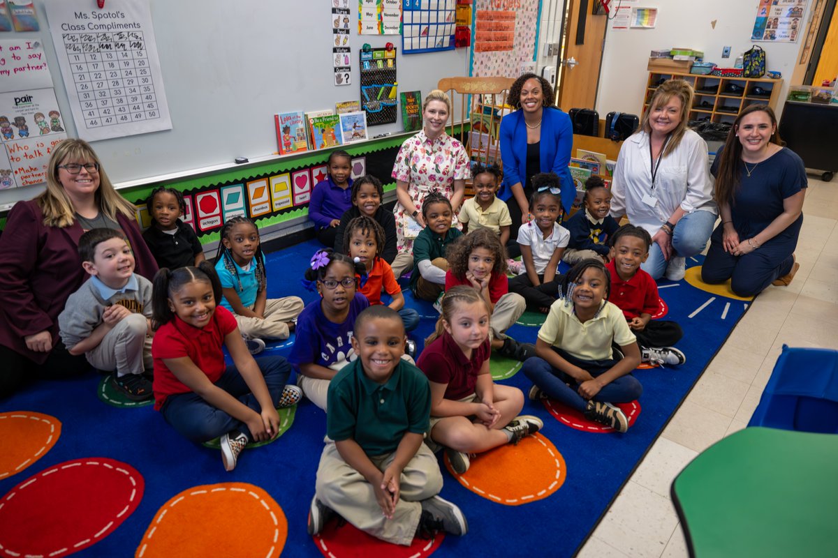 JCPSKY's tweet photo. 📚 READ ACROSS AMERICA 🇺🇸 | Kentucky's First Lady @BritainyBeshear helped @CarterJCPS and @Goldsmith_Elem celebrate Read Across America Week today. Join us in celebrating the joy and power of literacy! #WeAreJCPS https://t.co/04KtmxZ8qc
