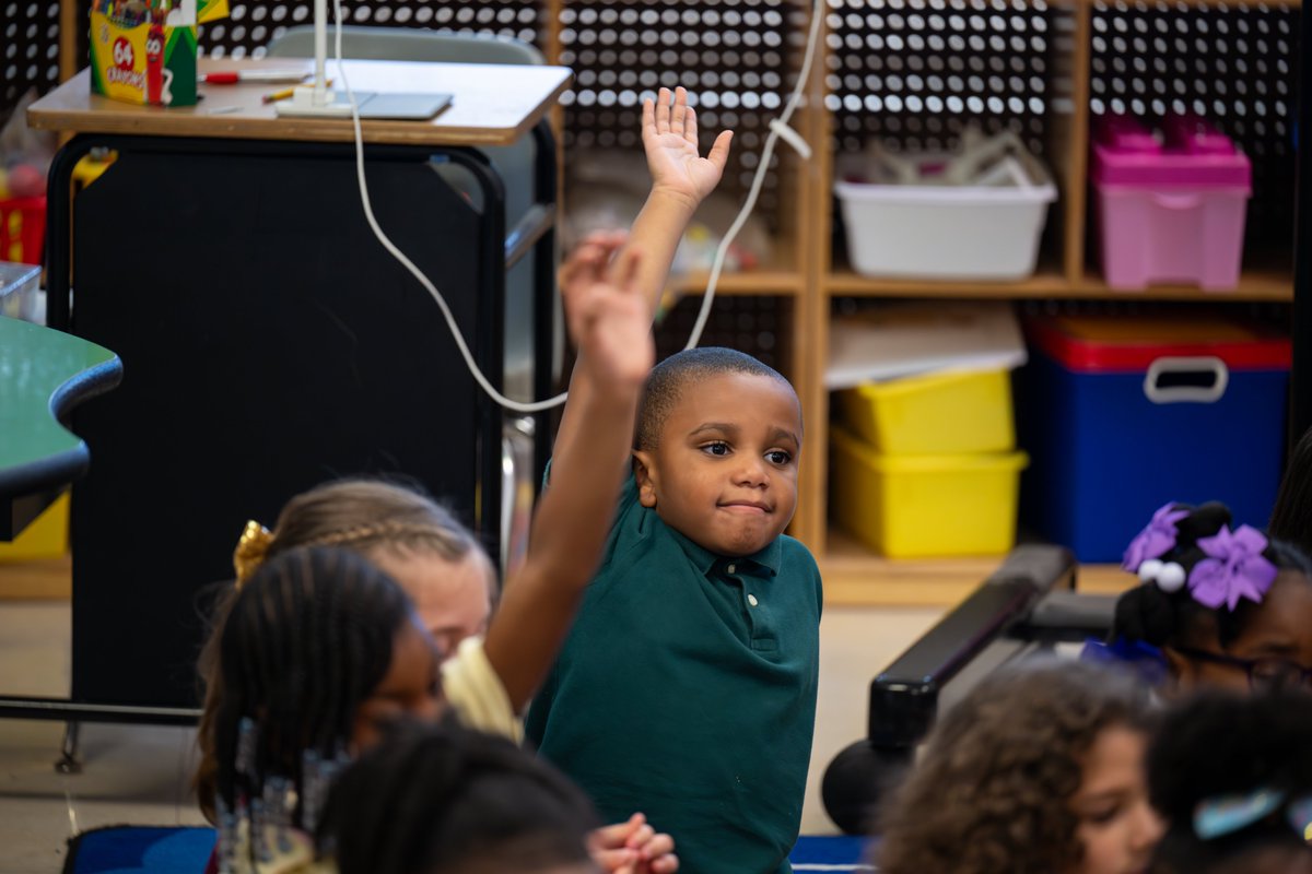 JCPSKY's tweet photo. 📚 READ ACROSS AMERICA 🇺🇸 | Kentucky's First Lady @BritainyBeshear helped @CarterJCPS and @Goldsmith_Elem celebrate Read Across America Week today. Join us in celebrating the joy and power of literacy! #WeAreJCPS https://t.co/04KtmxZ8qc