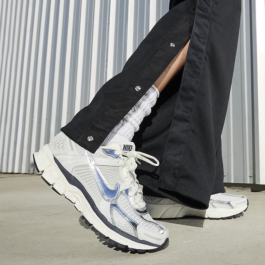 J23app's tweet photo. RESTOCK: Women's Nike Zoom Vomero 5 "Photon Dust/Chrome" on @nikestore

Link -> https://t.co/16aBejfJmP https://t.co/HApamVOztV