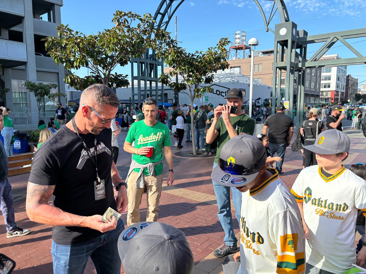 mttmlmd's tweet photo. @Oakland68s @LastDiveBar This is awesome!  We’re so happy to be part of the Oakland baseball community with you! https://t.co/lq869kvZzL