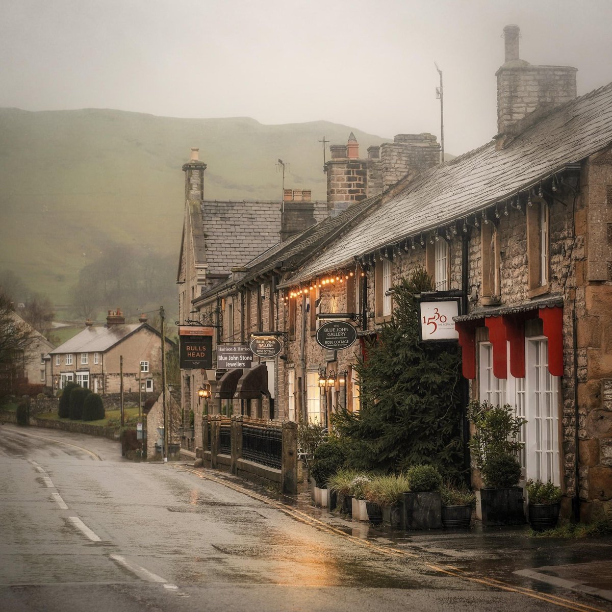 There can be too much of a good thing, I know, but there’s a real beauty in the softness of English rain. Rain that mists the air and blows in the wind, that reflects the lights and greens the hills. I think the #peakdistrict village of Castleton looks best with shining streets.
