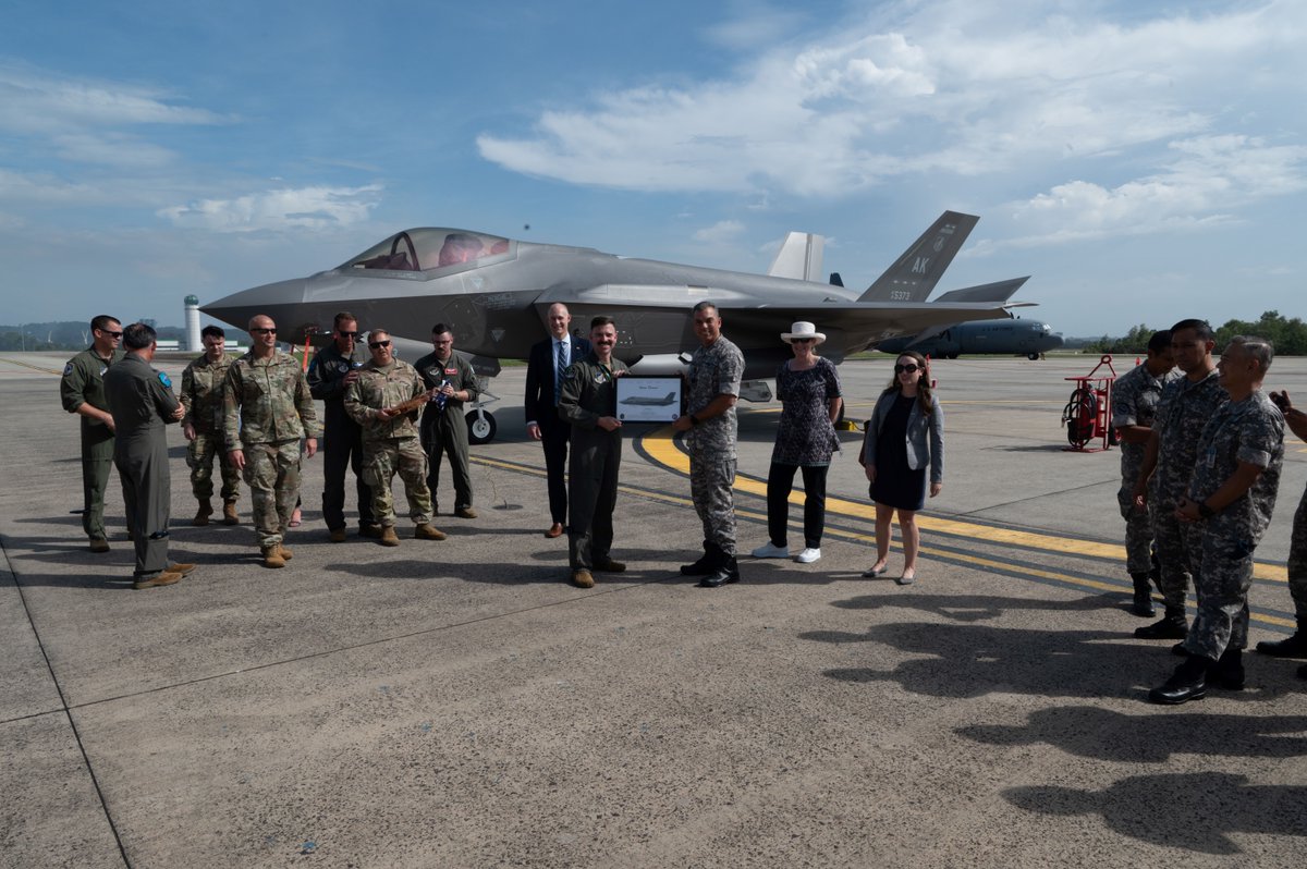 🤝 Strengthening ties, ensuring security! 🌐 @usairforce lands a fighter aircraft in Brunei for the first time, sharing the F-35 Lightning II with the Royal Brunei Air Force. Together, we soar towards regional stability marking 40 years of diplomatic relations with @USEmbassyBSB.