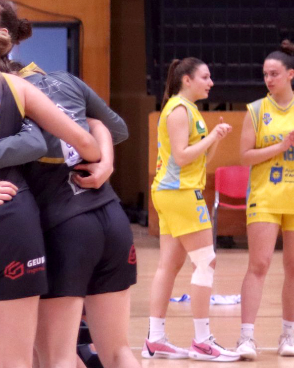 BasquetPollensa's tweet photo. 🙌🙌 I una altra bona notícia del cap de setmana ha estat el debut de la pollencina Paula Sans a categoria nacional #LF2, als 15 anys d'edat. Cadet de segon any, va poder jugar uns minuts amb el @cbAndratx1985, equip vinculat al @CTEIBbasquet, on milita aquesta temporada. https://t.co/2XLRvY7BkU