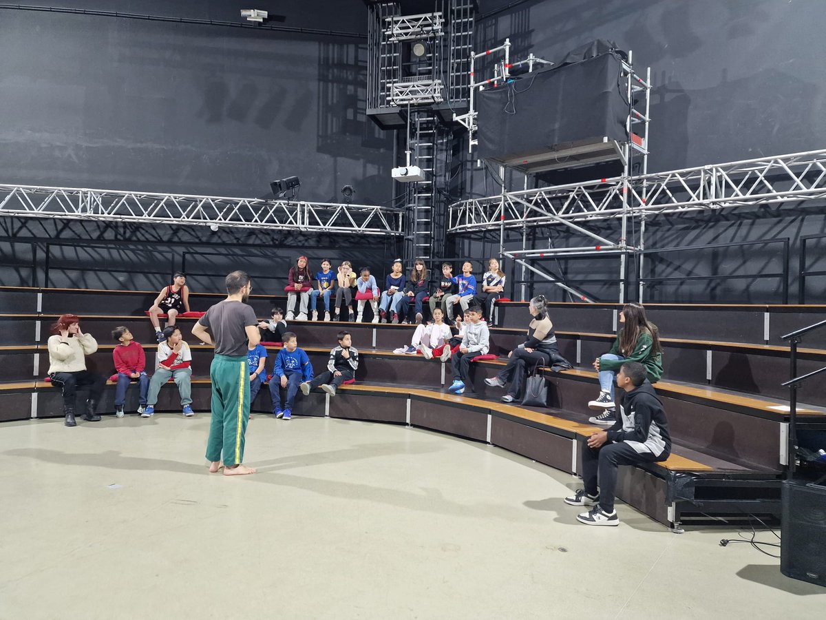 escolaelshorts's tweet photo. Acrobàcies, equilibri, malabars... Visitem la #CentraldelCirc i descobrim altres #artsesceniques .
#expressiocorporal
#cos
#moviment
#tempsdart https://t.co/1cBUFQkM7b