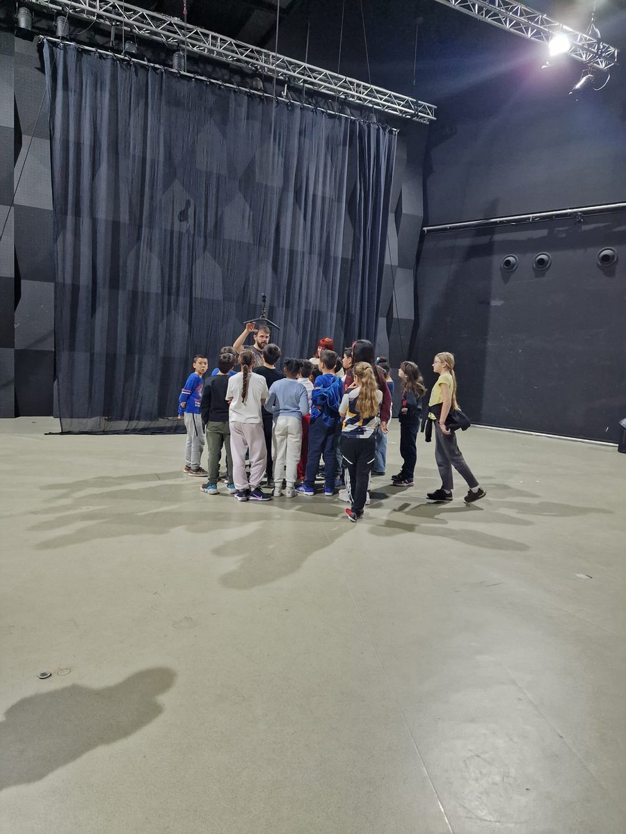 escolaelshorts's tweet photo. Acrobàcies, equilibri, malabars... Visitem la #CentraldelCirc i descobrim altres #artsesceniques .
#expressiocorporal
#cos
#moviment
#tempsdart https://t.co/1cBUFQkM7b