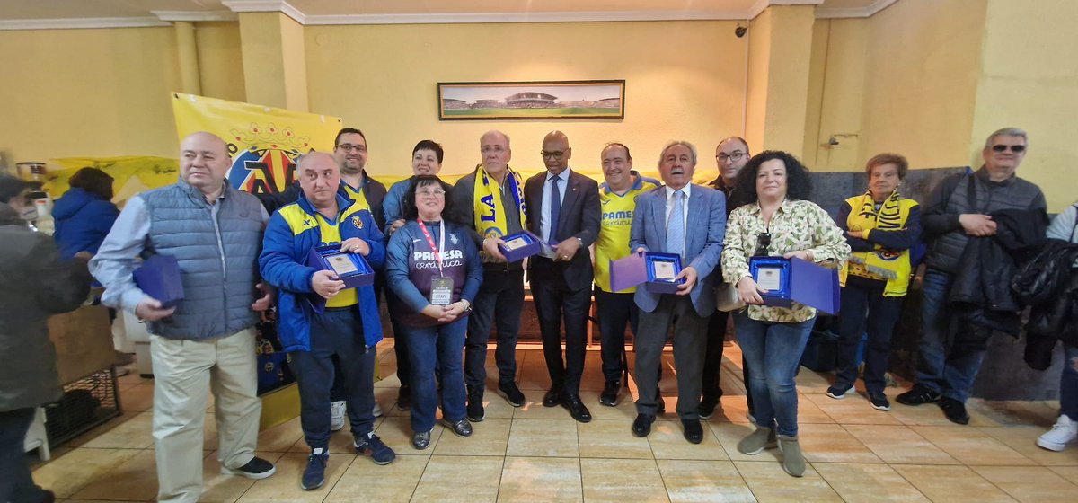 APVillarrealCF's tweet photo. Homenaje en el día de ayer a todos los que fuesen presidentes de la APV a lo largo de sus 25 años de historia.

Les agradecemos todas las horas de trabajo y dedicación por esta agrupación. Puro sentimiento groguet. 💛 https://t.co/ALse16TVcd