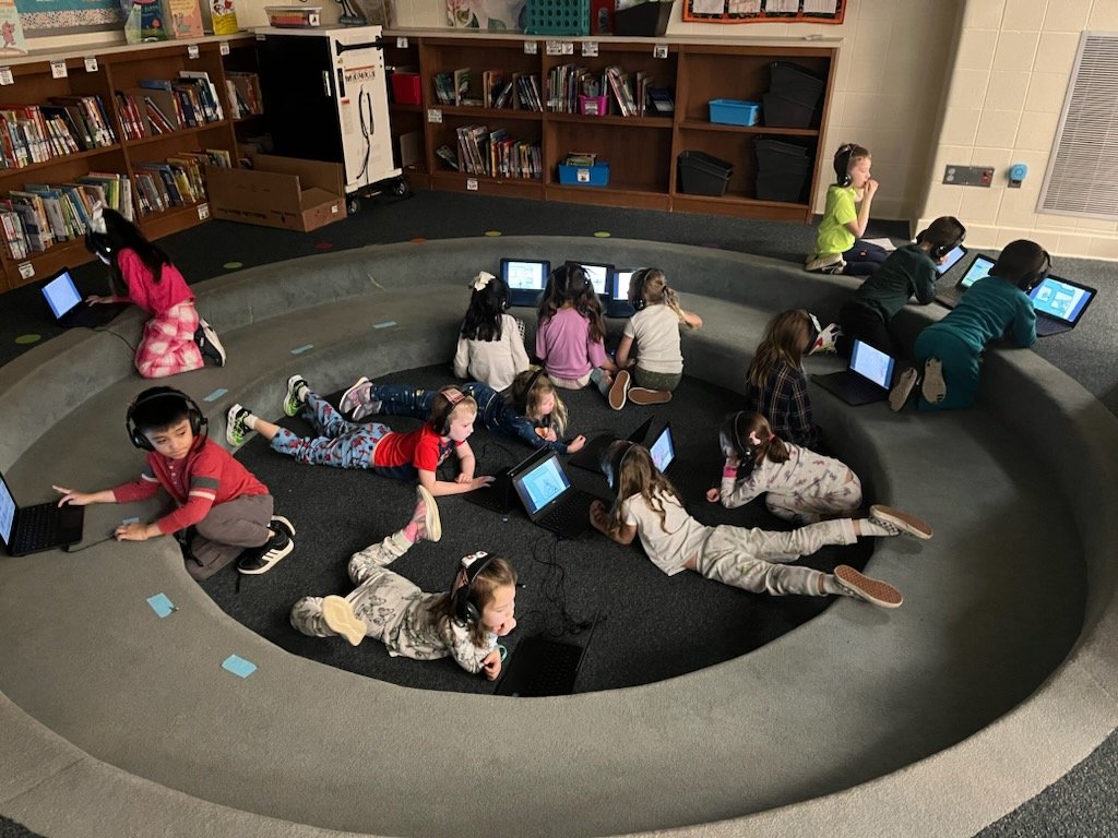 ⭐️Today in Technology, Mrs. Forcina had the students "cozy up with a Chromebook." Students listened to stories on their laptops in a comfortable space. ⭐️