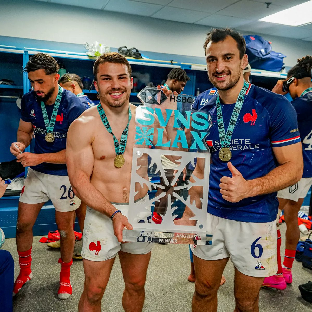PaulinRiva's tweet image. Vous connaissez la Gers'Connexion ?
Maintenant oui 🥇💯

Fier de faire partie de cette team !! 
Quel moment incroyable pour France7 🇲🇫

Merci à tous pour votre soutien extraordinaire 👏🏻

@FranceRugby

#seven #hsbc7s #francerugby #france7 #france #worldrugby #worldsevensseries
