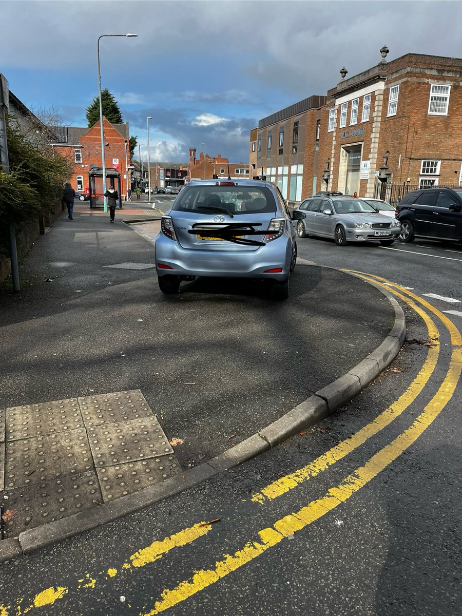 The entire of Old Hill was packed out last week for an occasion at one of the places of worship. Double parking, double yellows, pavement parking, junction parking 👏🏻🙄 #selfishparking #illegalparking #stupidparking #ableism #disabledaccess #wheelchairaccess @YPLAC