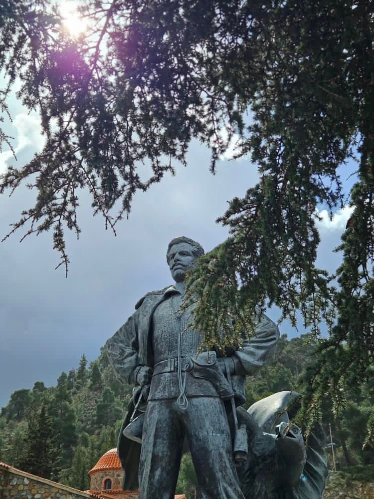 Χίλιες φορές ο θάνατος με το κεφάλι ψηλά, παρά να ζεις γονατιστός.