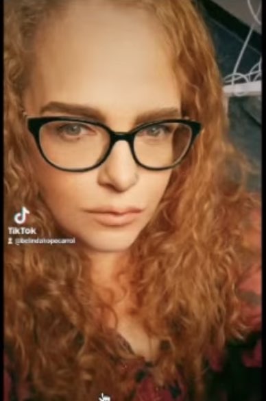 AneThrope's tweet image. #FoodieBeauty 

If you’re STILL defending this Fake Af lying grifter, who just apparently learned to use filters from her Buddy Owl (EL OH FUKIN EL) …

You need to watch the vid in the comments below 👇🏽 💣 💥