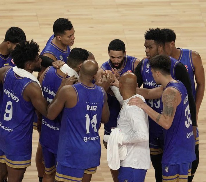 #SPB 🇻🇪 JUGADORES PROFESIONALES: "RECHAZAMOS LOS 5 IMPORTADOS"
canchalatina.com/2024/03/04/%f0…