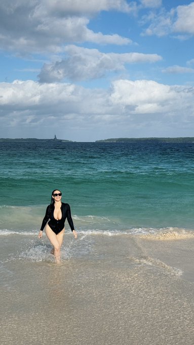 4 pic. Spent my birthday in the ocean ?? https://t.co/nljvtpKqkU