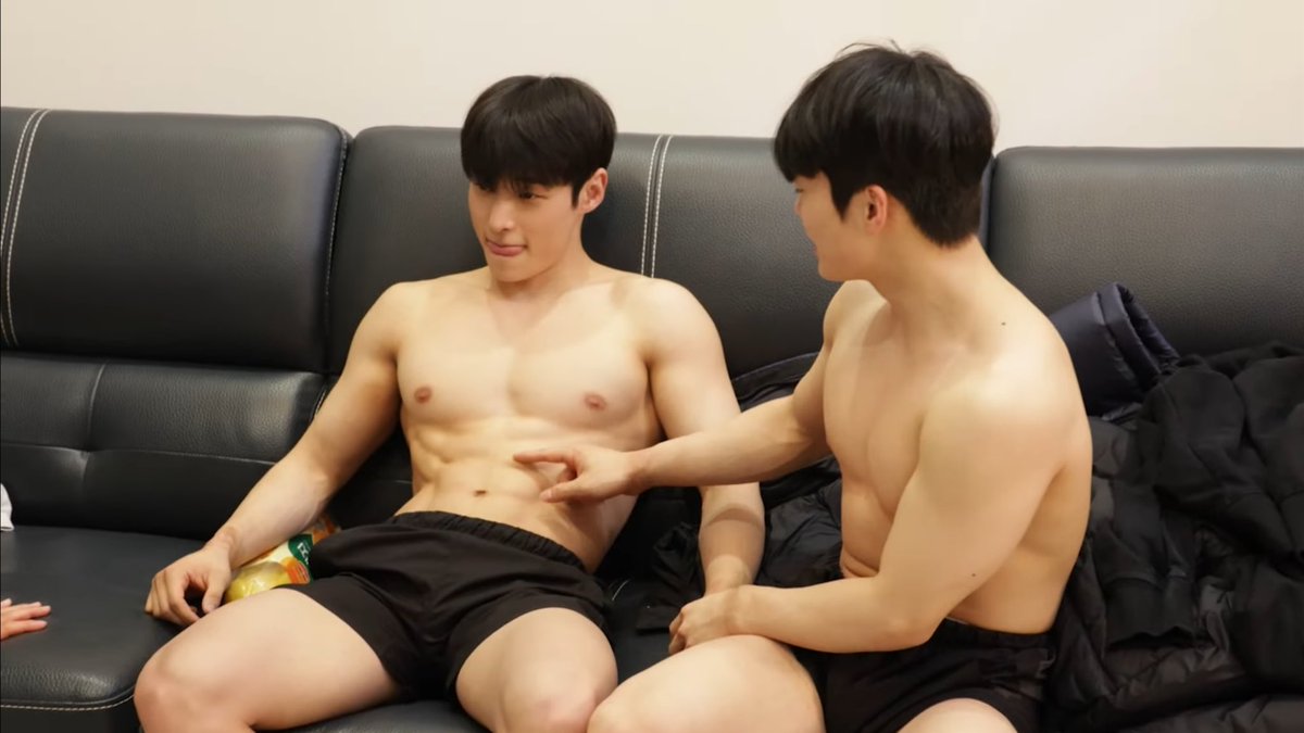 EV3RGL0W's tweet photo. Hyeon Bae não é inocente...... https://t.co/XkGPYvLn2S