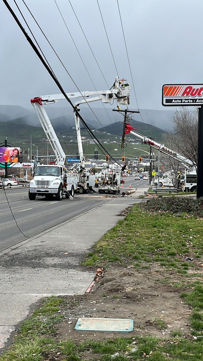 ChrisMitcheKLEW's tweet photo. A large portion of the pole is being hoisted up to be repaired, several large Avista trucks are on scene. https://t.co/OznFzdQzPi