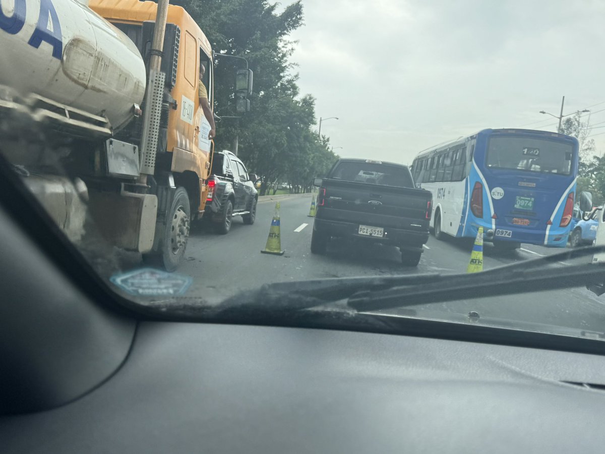 jeryrosco's tweet photo. Tremendo tráfico! Ocasionado por la @ATMGuayaquil  en retorno de vía a la costa a la altura de puerto azul , cuál es la inteligencia atrás de esto ? Por qué no van a lugares de alta peligrosidad y cogen carros sin placas @aquilesalvarez https://t.co/uBzay7Ux3v