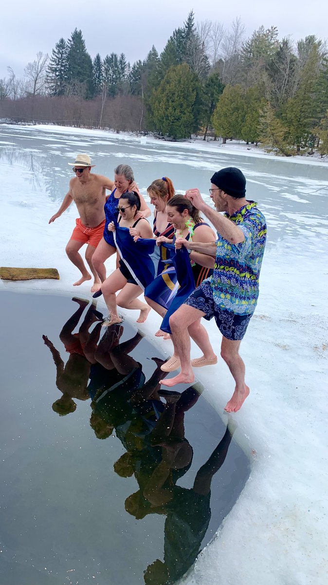 What a successful #RCGSPolarPlunge today at Meech Lake. Crazy fun for some great @RCGS_SGRC @CanGeo causes 🥶.You still have all week if you would like to donate 💙 donate.rcgs.org/fundraisers/gu…