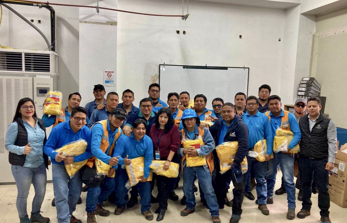 CNTinforma's tweet photo. Para @CNT_EC, la salud de sus trabajadores es fundamental. 
Hemos entregado 1940 trajes impermeables a nuestros técnicos 📷📷 en 23 provincias del país, de manera que puedan cumplir sus labores precautelando su integridad física.
¡Estamos comprometidos con el trabajo responsable! https://t.co/nmu3ZV3JDA