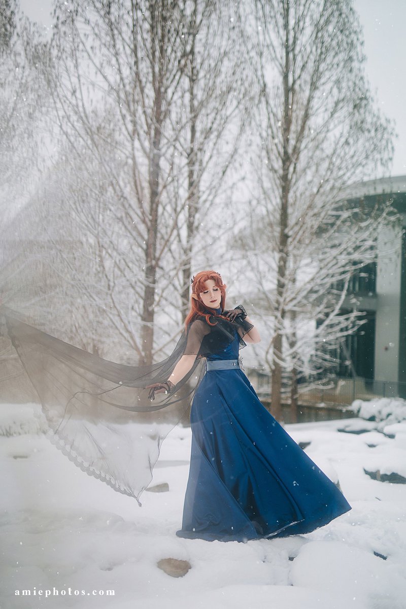 The snow at MagFest worked out for some Styria vibes for Lenore! 🦇❄️ I am super in love with these photos @amiephotos took and love how Lenore’s deep blue and black costume pops against the snowy landscape, so a big thank you to her for braving the cold with me 💙